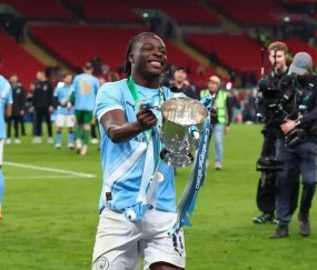 2-1逆转夺冠！瓜帅冲场拥抱吃黄牌，青年军救曼城